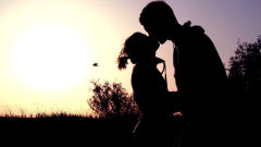 romantic kiss kissing sunset shadow couple love